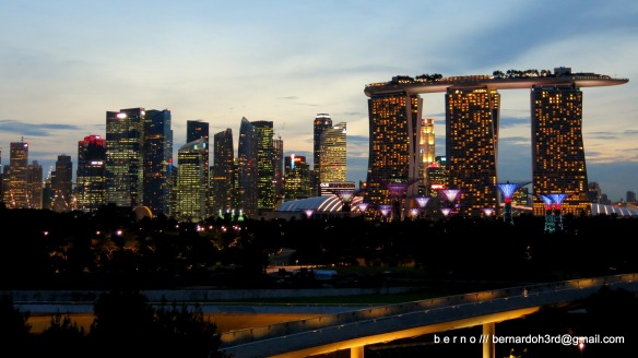 Singapore-city-skyline-Marina-Bay-Sands-Downtown-from-Marina-Barrage-Berno